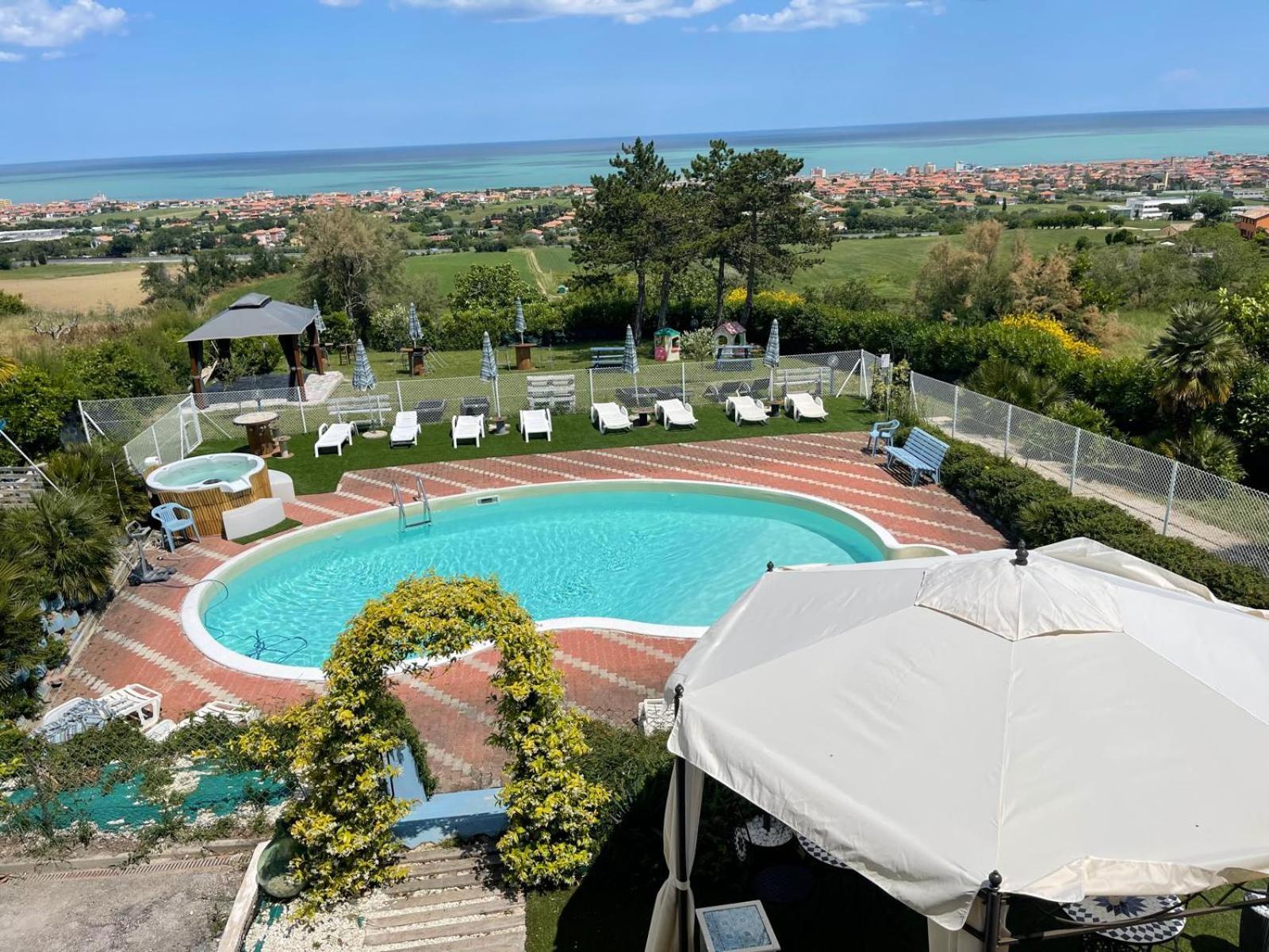 San Costanzo B&B Villa Alma מראה חיצוני תמונה